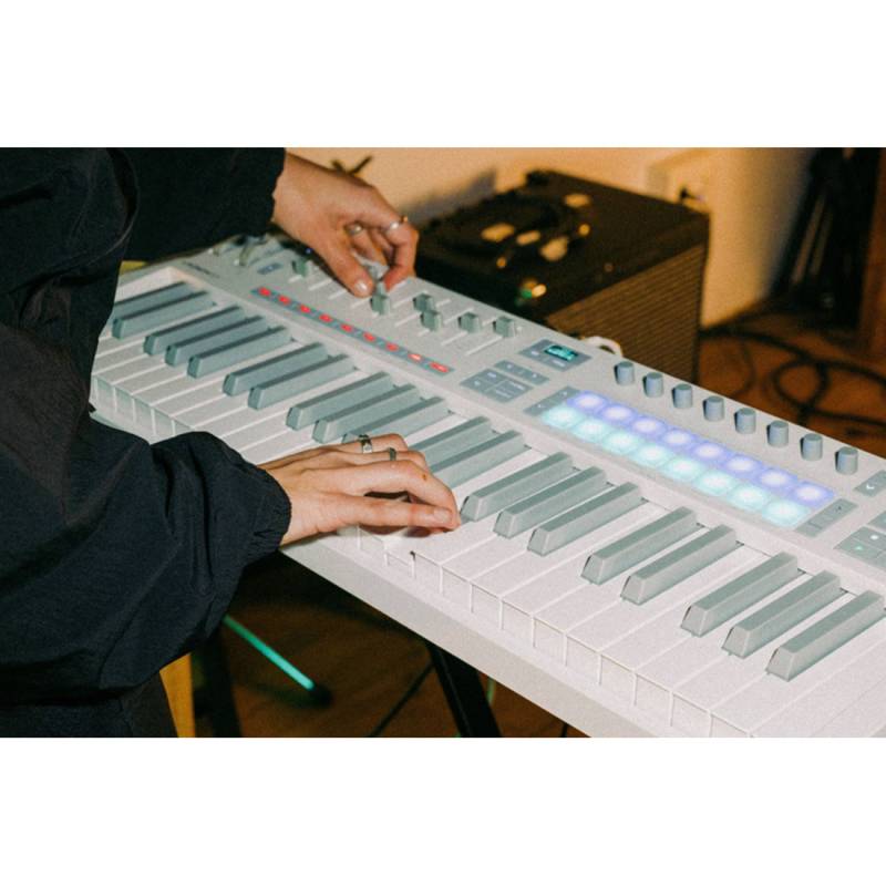MIDI Клавиатура NOVATION Launchkey 49 MK4 White Edition