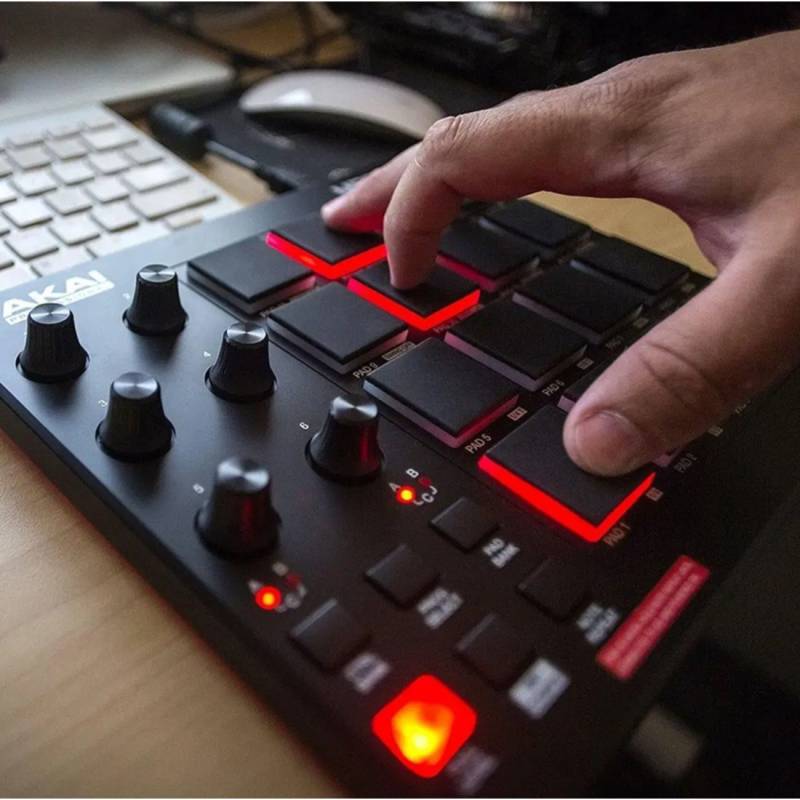 MIDI контролер AKAI MPD218
