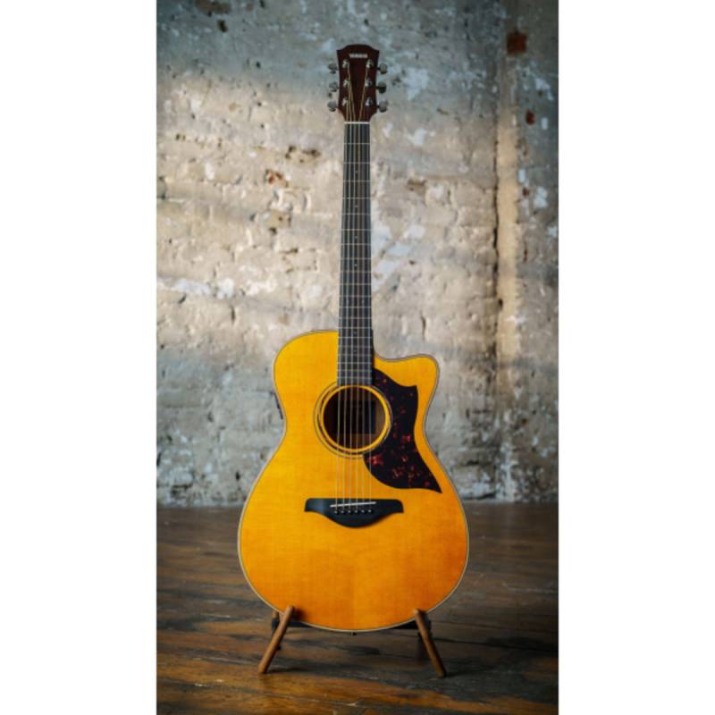 Электроакустическая гитара YAMAHA AC3M ARE (Vintage Natural)